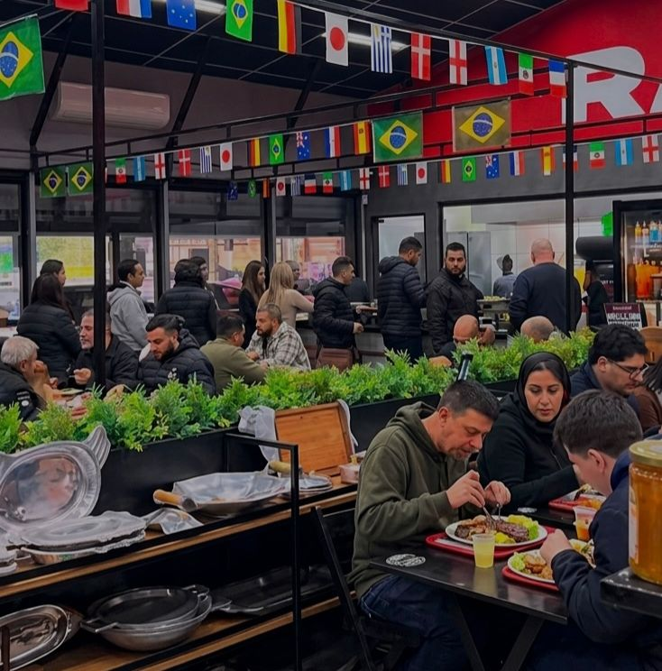 Salão de almoço lotado na unidade Rams Select de Cachoeirinha